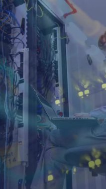 Beyaz kadın işçilerin sunucu odasında dizüstü bilgisayarı inceleyip kullandıkları sunucu odasının animasyonu. bulut hesaplama ve veri işleme kavramı dijital olarak oluşturulmuş video.