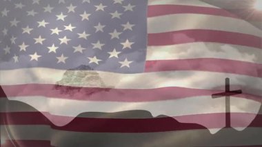 Rüzgârın tetiklediği bayrak çöl tepelerinde dalgalanıyor ve çapraz siluet gururu uyandırıyor. Vatanseverlik, yabanilik, sükunet, sembolizm, miras, manzara, bağlılık.