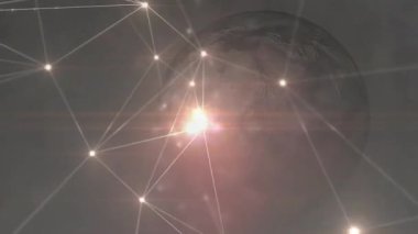 Ağ gösterilmeden önce parlayan düğümler küre etrafında sürükleniyor turuncu fişekleri patlatıyor. Gelecek, teknoloji, bağlantı, dijital, soyut, yenilik, siber