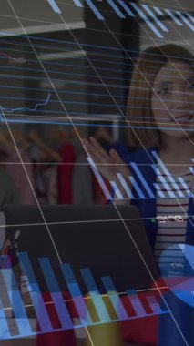 Ofisteki çeşitli iş adamları üzerinde istatistik ve finansal veri işleme animasyonu. Küresel iş, finans ve veri işleme kavramı dijital olarak oluşturulmuş video.