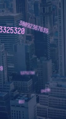 Şehir manzarasında azalan sayıların animasyonu. küresel iş, finans, dijital arayüz ve bağlantılar konsepti dijital olarak oluşturulmuş video.
