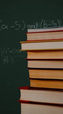 Matematiksel denklemler ve grafikler yeşil arkaplanda yazarken bir yığın kitabın dijital bileşimi