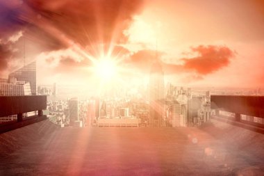 Güneş yol ve şehirde parlıyor.