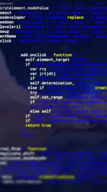 Bilgisayar kullanan beyaz adamın dijital veri işleme animasyonu. Dijital olarak oluşturulmuş küresel bağlantılar, hesaplama ve veri işleme kavramı.