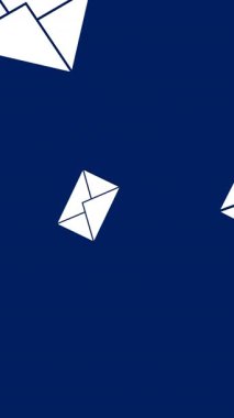 Ekrana mavi arka planla düşen ileti zarflarının dijital animasyonu. 4k