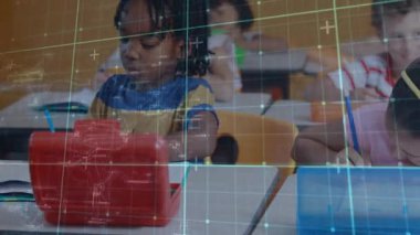 Kamera temizleyicisi çocuk notlar yazarken ve kız kalem tutarken sistem eğitimi artırıyor. Sınıf, öğrenciler, eğitim, teknoloji, öğrenme, yaratıcılık, işbirliği