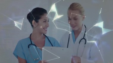 Hemşire ve klinisyen inceleme panosu, küresel verileri gösteren dönen küre oluşturan ağ örtüsü. Tıbbi, işbirliği, geleceksel, teknoloji, bağlantı, analitik, profesyonel