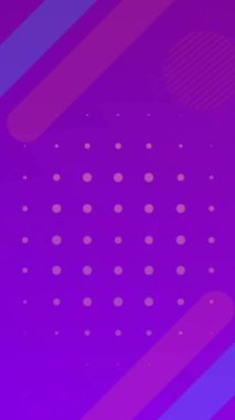 Mor arka planda hareket eden enerjik soyut şekillerin canlandırması. Renk, desen, şekil ve hareket kavramı dijital olarak oluşturulmuş video.