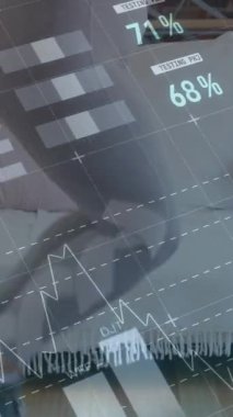 Evdeki halat atlama egzersizini atlayan bir kadının veri işleme animasyonu. global spor, fitness ve aktif yaşam tarzı konsepti dijital olarak oluşturulmuş video.