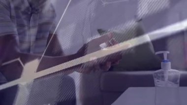 Dezenfektan uyguladıktan sonra ellerini ovuşturan kıdemli bir adam, sağlık verilerini hareketle senkronize ediyor. Sağlık, hijyen, teknoloji, sağlık, güvenlik, temizlik, modern