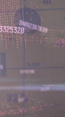 Şehir manzarası üzerinde veri işleme animasyonu. küresel bilim, bağlantılar, veri işleme ve dijital arayüz kavramı dijital olarak oluşturulmuş video.