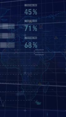 Çoklu grafik animasyonu, değişen sayılar ve soyut arkaplan üzerindeki bilgi arayüzü. Dijital olarak üretilen hologram, illüstrasyon, rapor, iş dünyası, büyüme ve küresel konsept.