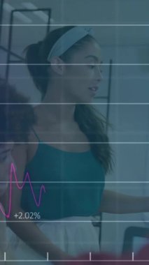 Muhtelif meslektaşların ofiste toplanması üzerine finansal veri işleme animasyonu. Küresel iş, bilgisayar, iletişim ve dijital arayüz kavramı dijital olarak oluşturulmuş video.