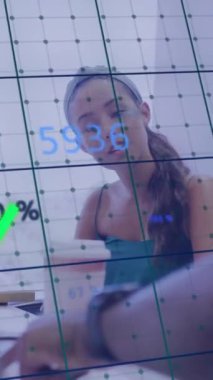 Toplantıdaki iş adamlarıyla ilgili finansal veri tablosu animasyonu. finans, kurumsal, takım çalışması, analiz, istatistik, meslek