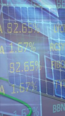 Güneş paneli üzerinden finansal veri işleme animasyonu. elektrik, enerji ve güç dağılımı dijital olarak oluşturulmuş video.