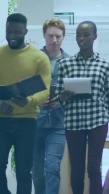 Muhtelif iş arkadaşlarının yürümeleri ve ofiste raporları tartışmaları üzerine üç boyutlu çizgi yapısının animasyonu. Dijital bileşik, çoklu pozlama, ızgara şablonu, takım çalışması, iletişim ve iş konsepti.