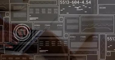 Analizci klavyede yazarken UI okumalarını izliyor ve kamera torpidoyu geri çekerken güncelliyor. Teknoloji, yenilik, analitik, dijital, modern, üretkenlik, çalışma alanı