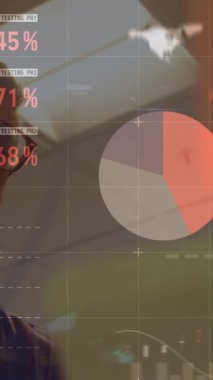 Çeşitli iş adamlarının konuşmaları üzerine veri işleme animasyonu. küresel iş ve dijital arayüz kavramı dijital olarak oluşturulmuş video.