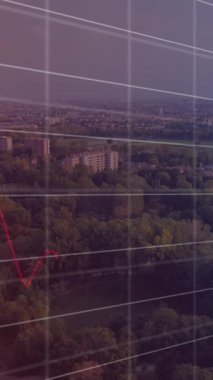 Arka planda ağaçlar ve şehirlerle ilgili finansal verilerin animasyonu. Küresel işletme finans ağı arayüzü dijital bileşimi.