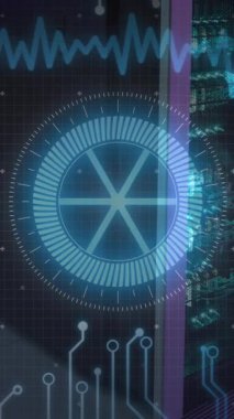 Boş bilgisayar sunucu odasına karşı neon yuvarlak tarayıcı ve mikro işlemci bağlantılarının animasyonu. İş veri depolama teknolojisi kavramı