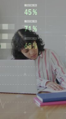 Ofisteki iş kadını hakkında istatistik ve veri işleme animasyonu. Küresel iş, iletişim, dijital arayüz, finans ve veri işleme kavramı dijital olarak oluşturuldu.