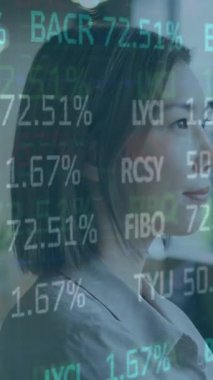 Ofiste çalışan iş kadınının finansal veri işleme animasyonu. Küresel iş, finans, bilgisayar ve veri işleme kavramı dijital olarak oluşturulmuş video.