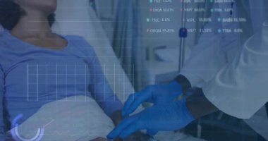 Doktor serum torbasını hazırlarken oksimetre sensörü yerleştiriyor ve sağlık veri grafiklerini aktifleştiriyor. Tıbbi, sağlık, tanı, klinik, teknoloji, profesyonel, hasta bakımı