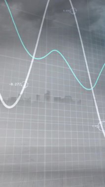 Şehir manzarası ve bulutlu gri gökyüzü üzerinde parlayan grafik işleme verilerinin animasyonu. Bağlantı, veri, iş dünyası, ağ, dijital arayüz ve iletişim, dijital olarak oluşturulmuş video.