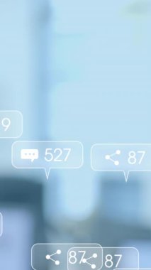 Sosyal medya bildirisinde, ofiste mutlu bir iş adamı olduğu yazıyor. Günlük iş, veri, dijital arayüz, sosyal ağ ve çevrimiçi iletişim dijital olarak oluşturulmuş video.