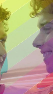 Gökkuşağı çapraz çizgileri olan gülümseyen insanlar. Gurur, çeşitlilik, kutlama, mutluluk, renkli, LGBTQ