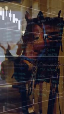 Ahırda atlar üzerinde finansal veri işleme animasyonu. Atlar, iş dünyası, bağlantılar, hesaplama ve veri işleme kavramı dijital olarak oluşturulmuş video.