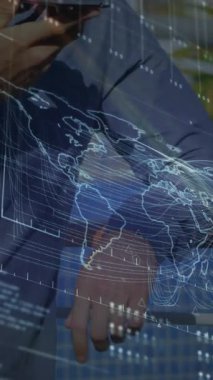 Beyaz adamın açık havada akıllı telefondan konuşması üzerine veri işleme arayüzünün animasyonu. Bilgisayar arayüzü ve iş ağı teknolojisi kavramı