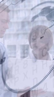 El sıkışmalar, dijital dünya haritası ve animasyon örtüsü olan iş adamları. tokalaşma, ortaklık, teknoloji, bağlantı, ağ oluşturma, işbirliği