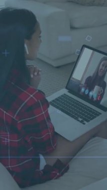 Afro-Amerikan bir kadının evdeki bilgisayarında video kaydı olduğunu gösteren siber güvenlik verileri. Siber güvenlik ve iş teknolojisi kavramı