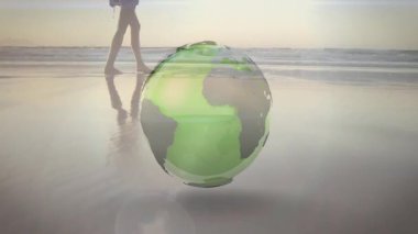 Sahil şeridinde yalınayak yürüyen bir kadın 3 boyutlu dünyayı döndürüyor ve seyahat için dünya haritasını ortaya çıkarıyor. Yolculuk, macera, keşif, dinginlik, seyahat tutkusu, bağlantı, doğallık