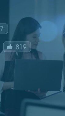 Ofiste konuşan çeşitli iş adamlarının veri işleme animasyonları. Küresel iş ve dijital arayüz kavramı dijital olarak oluşturulmuş video.