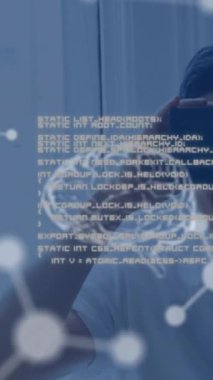 Bilimsel verilerin ön planda, VR kulaklık takan ve arka planda gülümseyen genç beyaz bir adamla birlikte yüzen animasyonu.