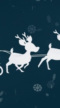 Noel Baba 'nın kızak içindeki beyaz silueti, mavi arka planda kar yağan ren geyikleri tarafından çekiliyor. Noel kutlaması konsepti dijital olarak oluşturulmuş görüntü.
