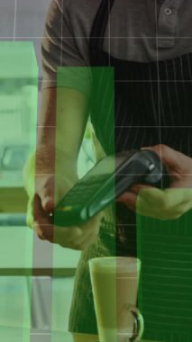 Akıllı telefonla ödeme yapan beyaz kadın hakkında veri işleme animasyonu. Küresel iş ve dijital arayüz kavramı dijital olarak oluşturulmuş video.