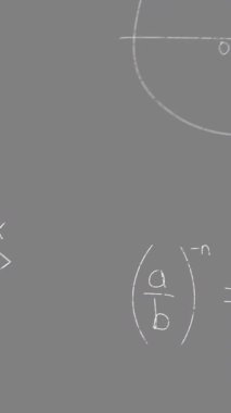 Gri arkaplanda yüzen matematiksel denklemlerin ve formüllerin dijital animasyonu. okul ve eğitim kavramı