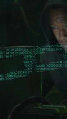 Sunucu odasında dizüstü bilgisayar kullanan Afro-Amerikan bir adam üzerindeki dijital zincirin animasyonu. Bulut hesaplama, dijital arayüz ve güvenlik konsepti dijital olarak oluşturulmuş video.