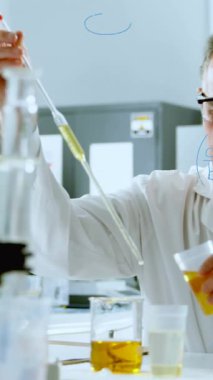 Matematiksel denklemlerin labaratuvardaki beyaz erkek bilim adamı üzerine animasyonu. küresel bilim ve dijital arayüz kavramı dijital olarak oluşturulmuş video.