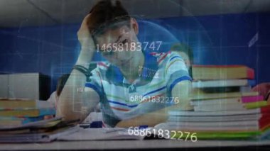 Genç çocuk sınav stresi altında notlar yazarken veriler masanın üzerinde maddeleşiyor. Öğrenci, konsantrasyon, baskı, dijital, veri, öğrenme, akademi