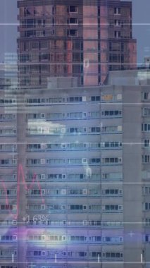 Şehir manzarası üzerinde finansal veri işleme animasyonu. Küresel iş, finans, veri işleme ve dijital arayüz kavramı dijital olarak oluşturulmuş video.