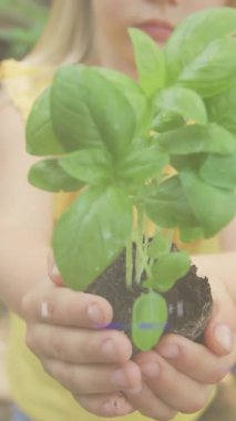 Bahçede bitki örnekleme yapan beyaz bir kıza karşı bir ışık lekesi. toplum bahçesi farkındalığı konsepti