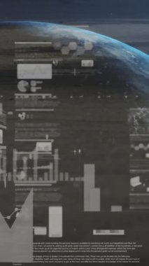 Mavi arka planda dönen dünya üzerinde veri işleme arayüzü animasyonu. Bilgisayar arayüzü ve iş teknolojisi kavramı