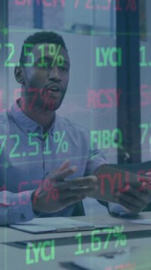 Ofisteki çeşitli iş adamları üzerinde veri işleme animasyonu. Küresel iş ve dijital arayüz kavramı dijital olarak oluşturulmuş video.