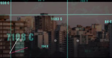 Başlangıçta HUD üst üste bindirme grafikleri canlandırırken, pazar verilerinin ufuk çizgisinde kaydığını görselleştirirken. Teknoloji, veri görselleştirme, analitik, finansal, şehir manzarası, geleceksel, ağ