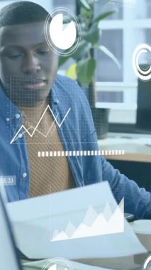 Afrika kökenli Amerikalı iş adamının mali veri işleme çalışmalarının animasyonu. Küresel iş, finans, bilgisayar ve veri işleme kavramı dijital olarak oluşturulmuş video.