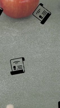 Okul eşyalarının okul eşyalarının üzerinde hareket eden simgelerinin canlandırılması. eğitim, geliştirme ve öğrenme konsepti dijital olarak oluşturulmuş video.